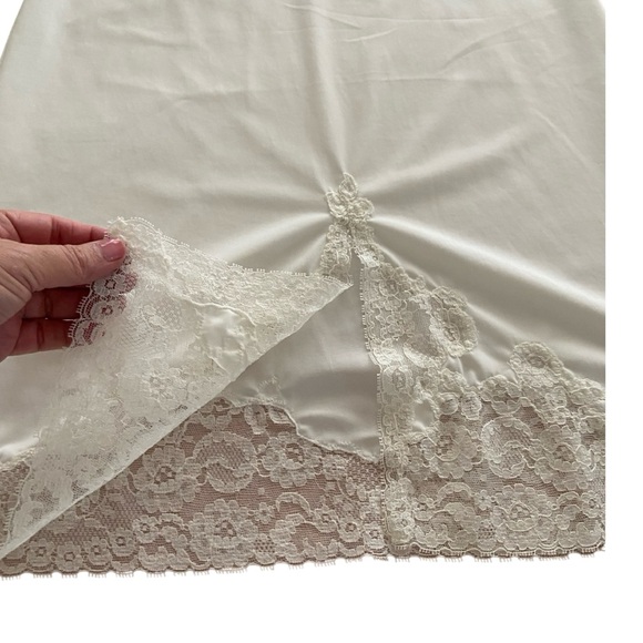 Vintage | Pin Up Style Lace Trimmed Slip - Picture 11 of 14